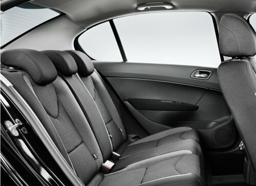 Peugeot 408 — справочные фотографии комплектации, Салон сзади