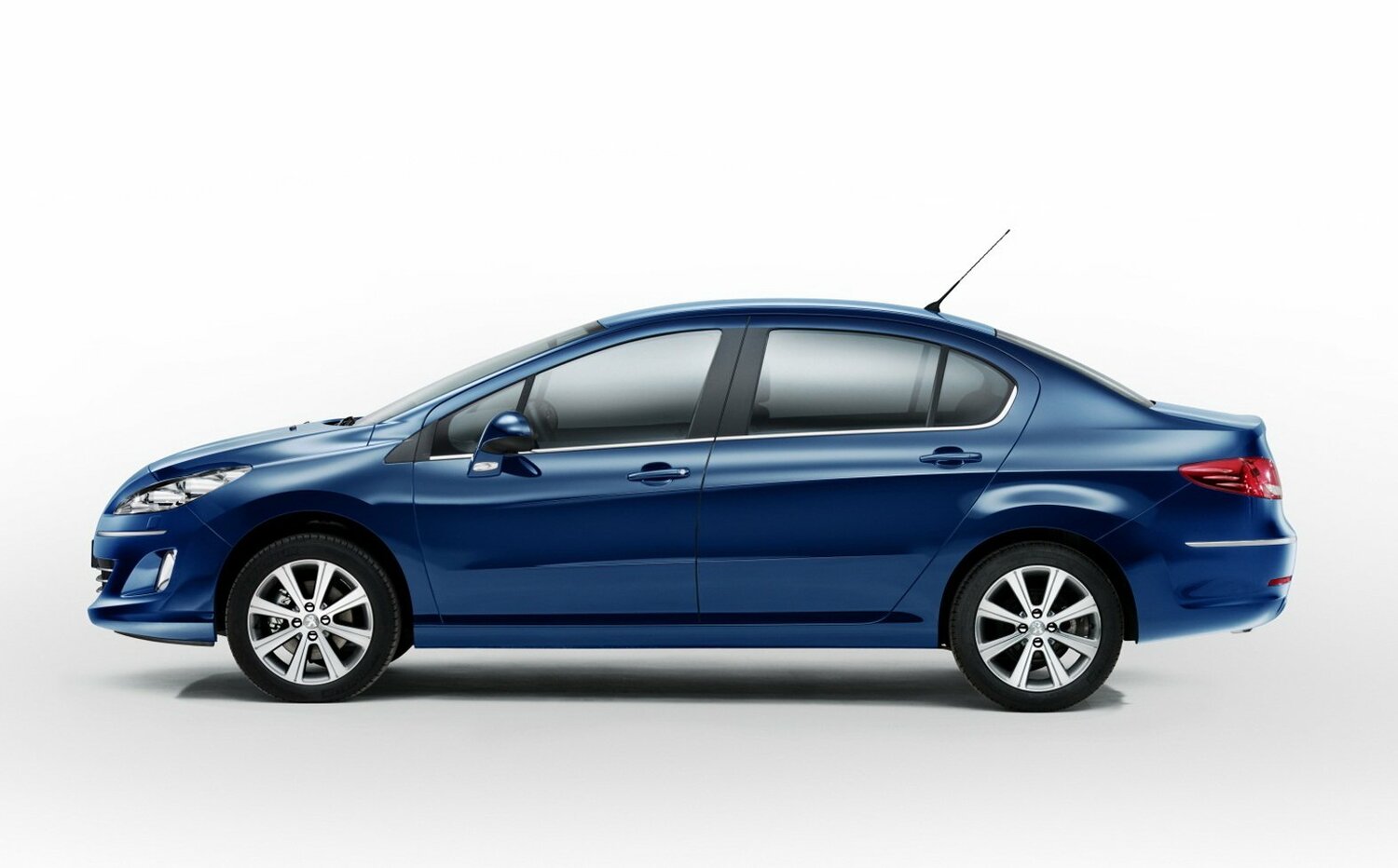 Peugeot 408 — справочные фотографии комплектации, Сбоку