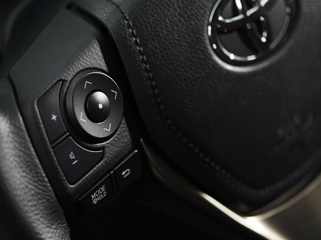 Toyota RAV4 — справочные фотографии комплектации, Интерьер 1