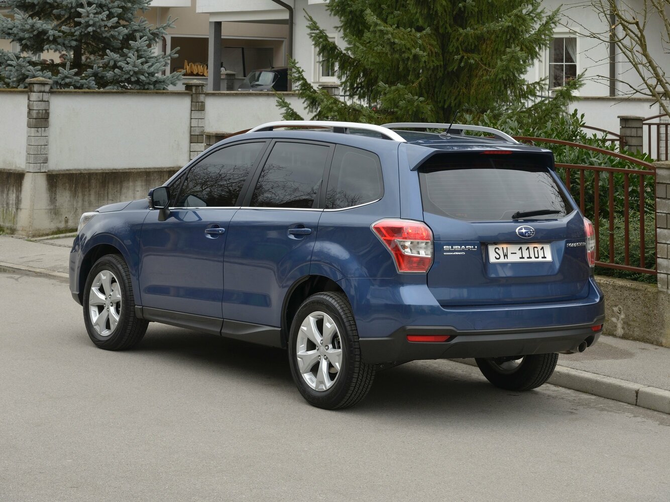 Subaru Forester 2.0i−L