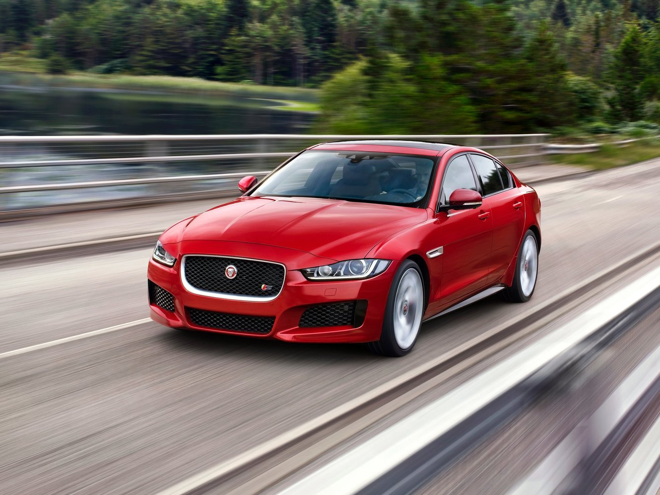 Jaguar XE I (2015–2019) · 2.0 AT (300 л.с.) 4WD