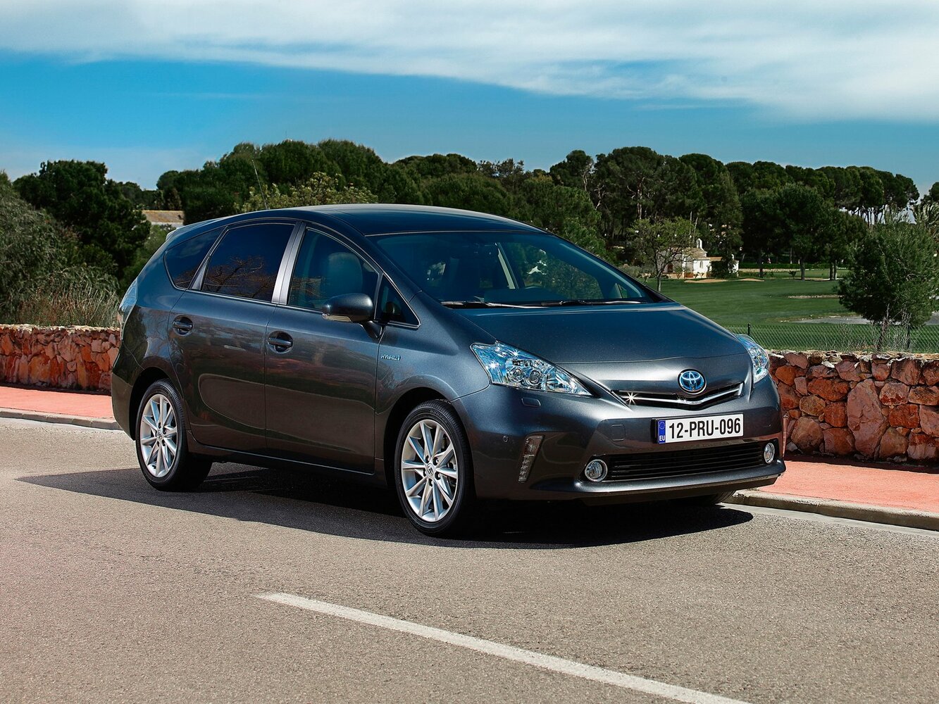 Toyota Prius v (+) I (ZVW40/41) (2011–2014) · 1.8hyb AT (99 л.с.)