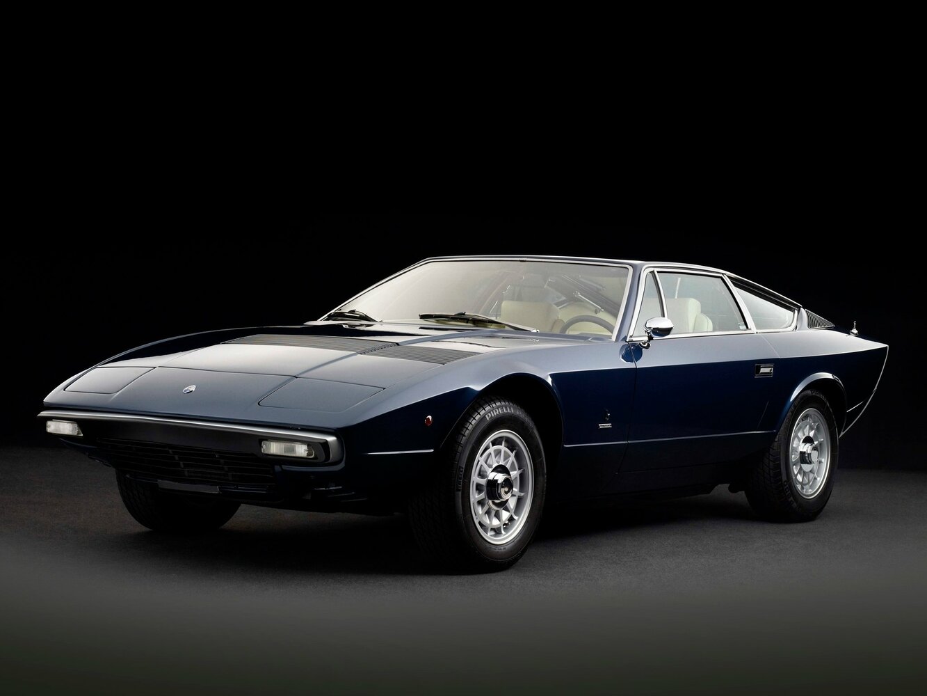 Maserati Khamsin (1974–1982) · 4.9 MT (320 л.с.)