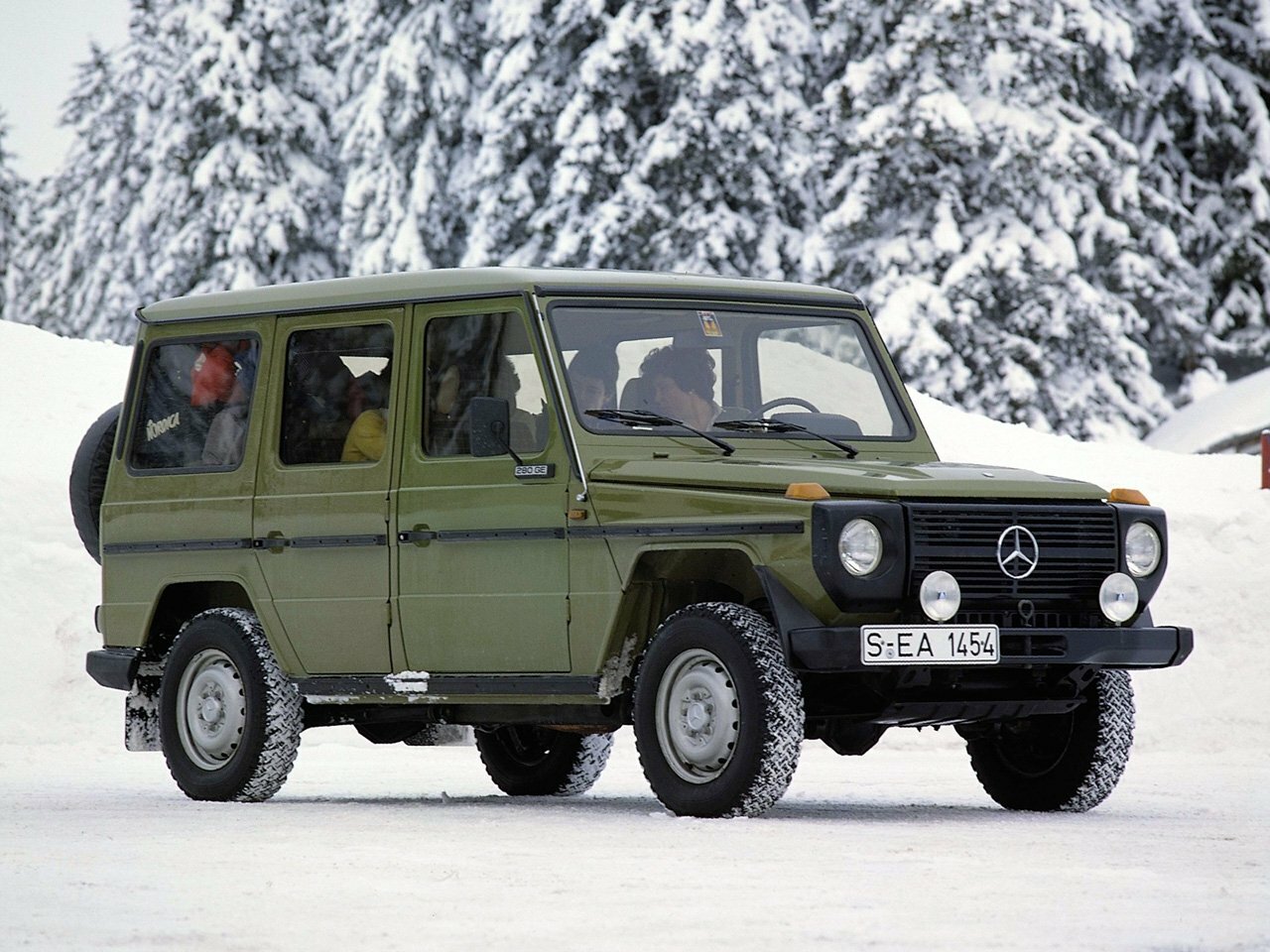 240 2.4d MT (72 л.с.) 4WD
