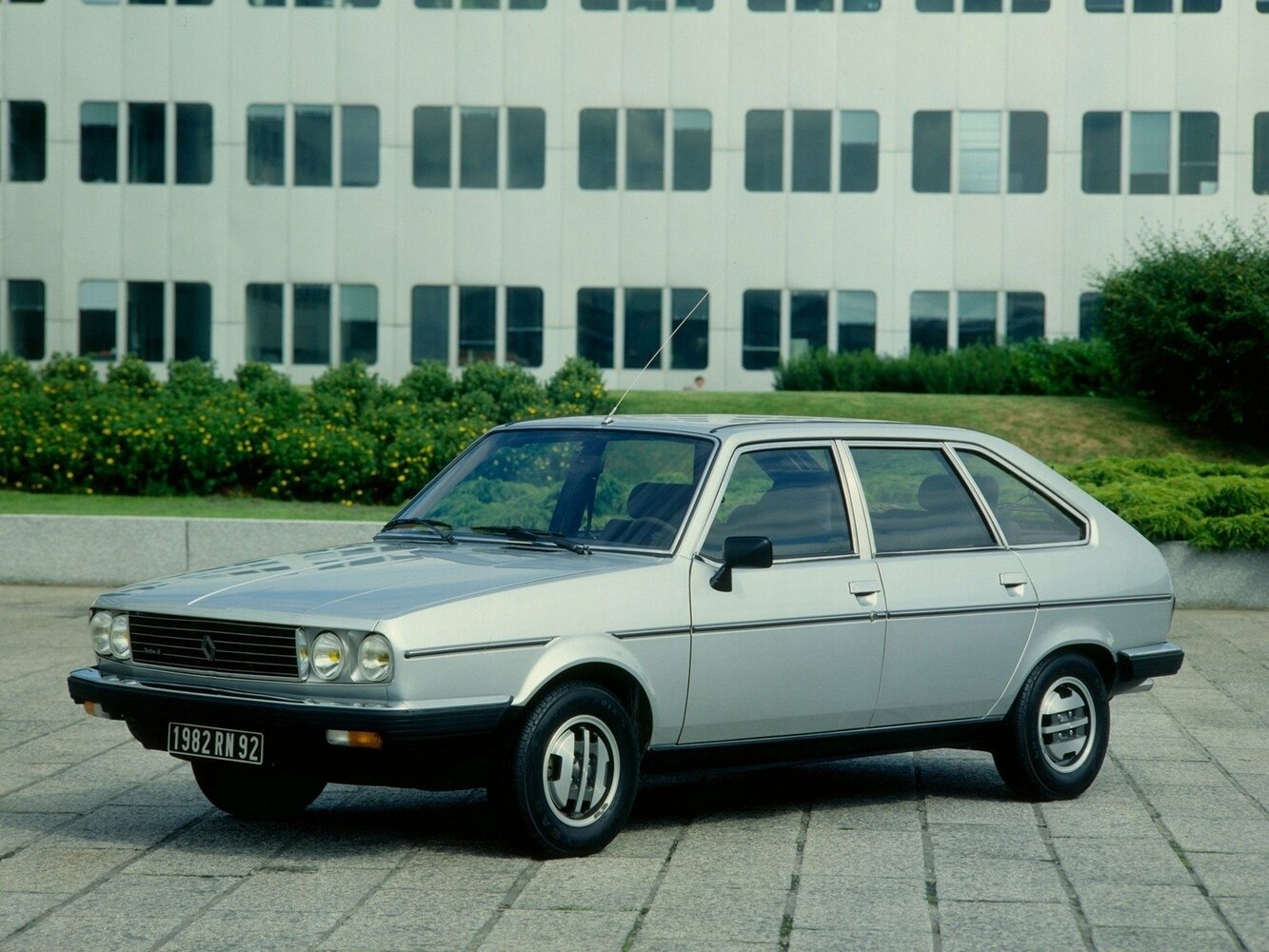 Renault 30 (1975–1986) · 2.7 AT (143 л.с.)
