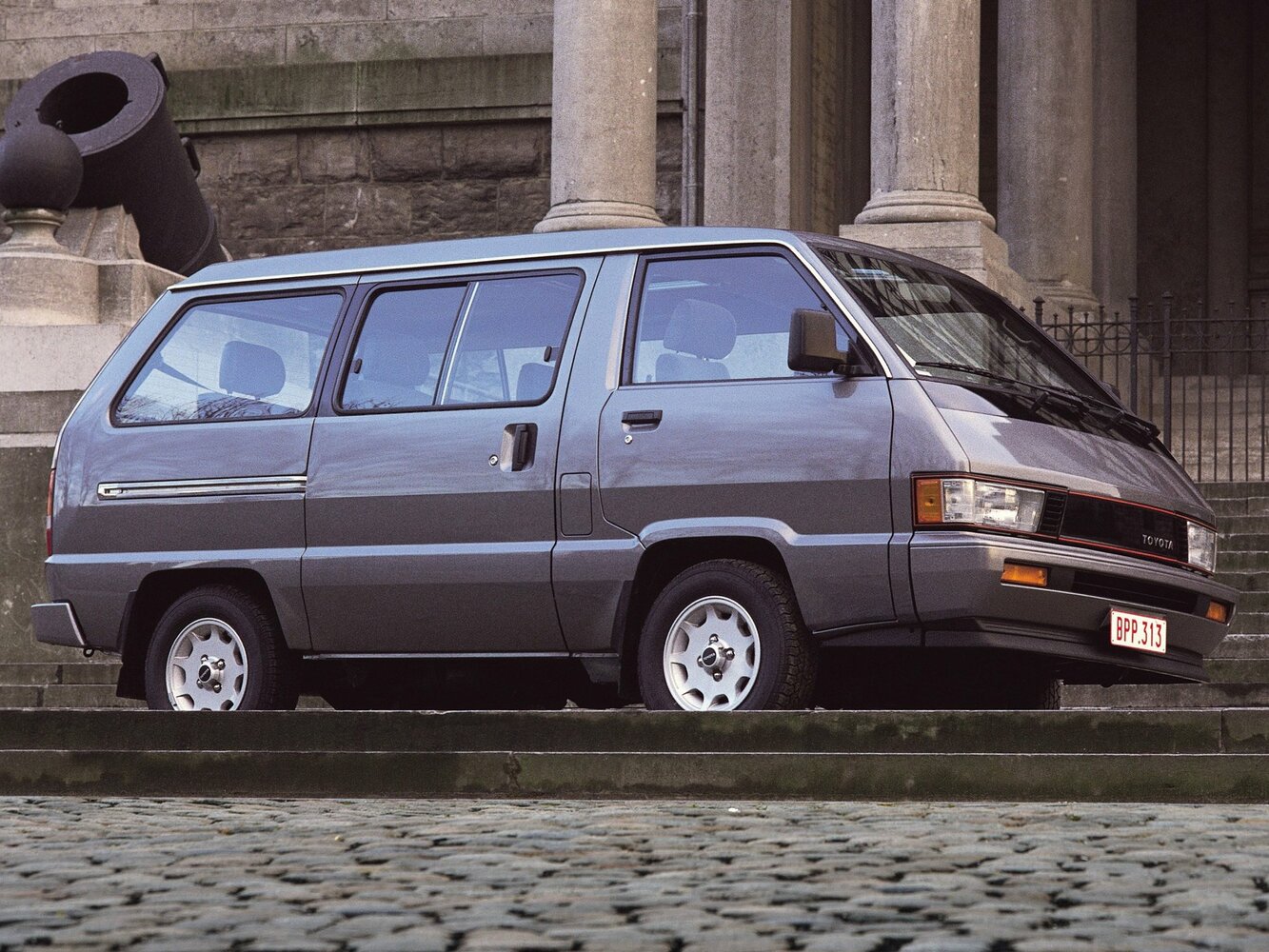 Toyota Model F (1982–1992) · 2.0 MT (88 л.с.)