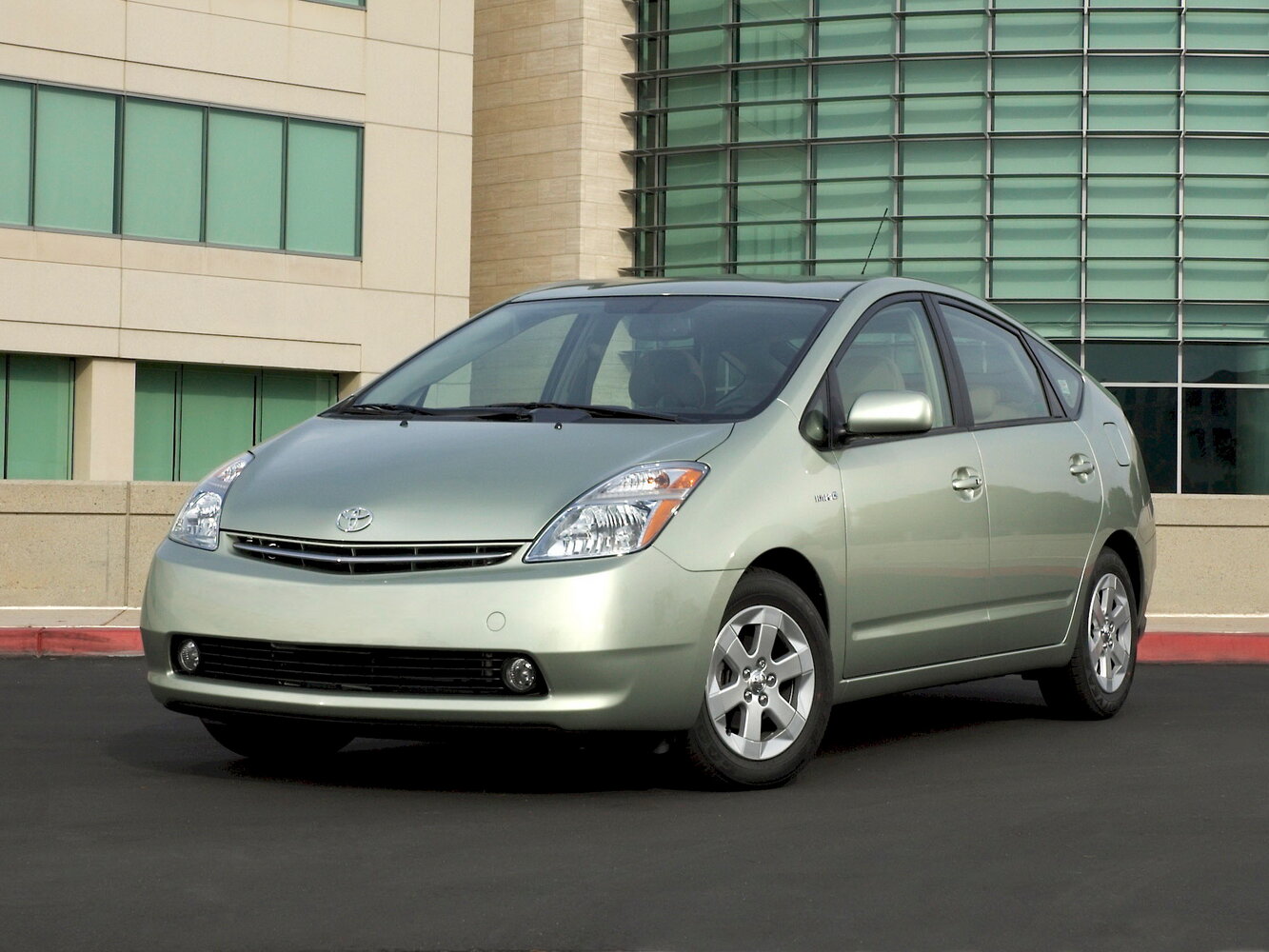 Toyota Prius II Рестайлинг (XW20) (2005–2011) · 1.5hyb AT (77 л.с.)