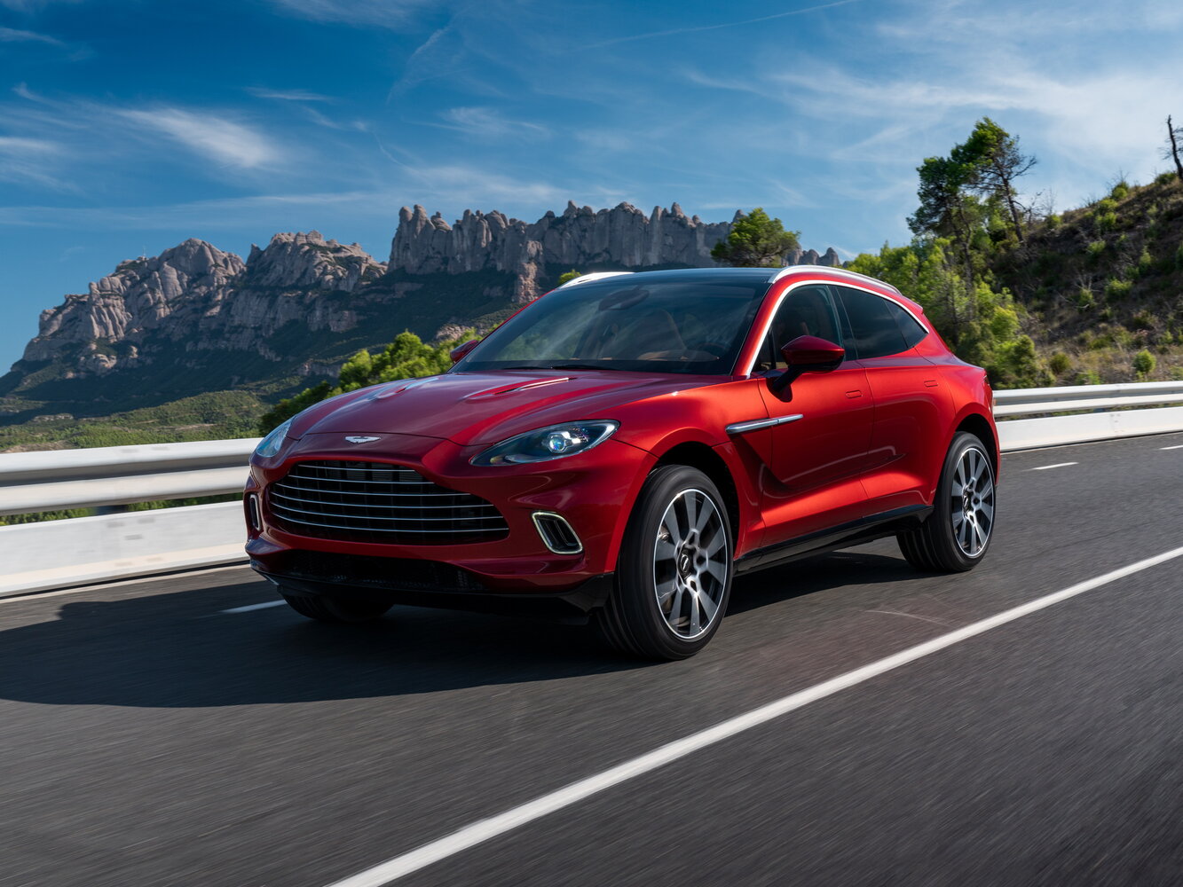 Aston Martin DBX I (2020–2026) · STRAIGHT-SIX 3.0 AT (435 л.с.) 4WD