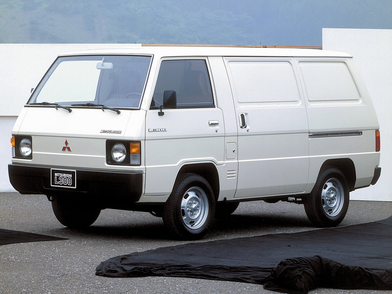 Mitsubishi L300 I (1979–1986) · 2.4d MT (75 л.с.)