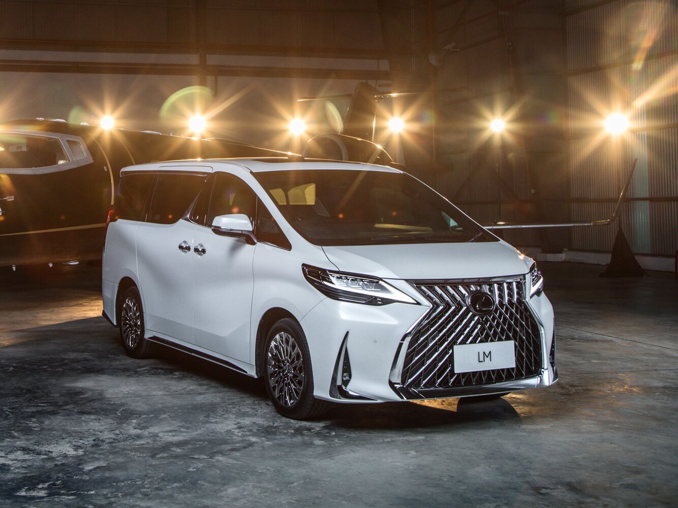 Lexus LM I (2019–2023) · 2.5hyb CVT (152 л.с.) 4WD