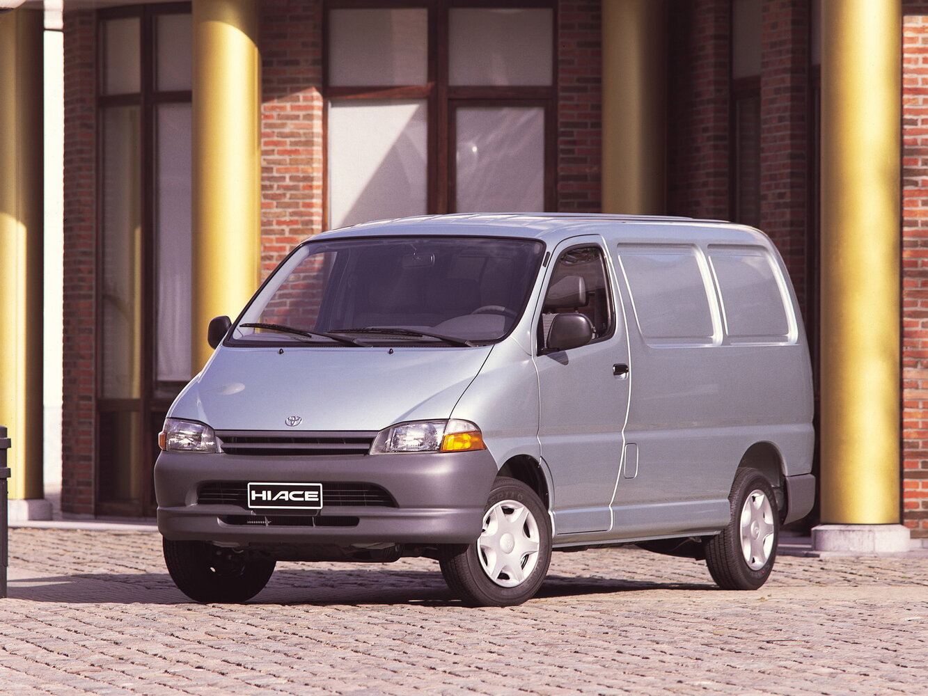 Toyota HiAce XH10 (1995–2006) · 2.4 MT (116 л.с.)
