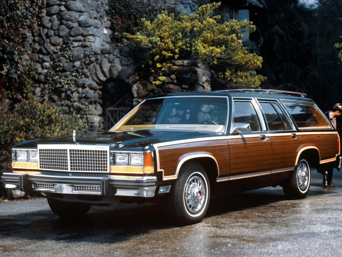 Ford LTD Country Squire II (1979–1991) · 5.8 AT (138 л.с.)