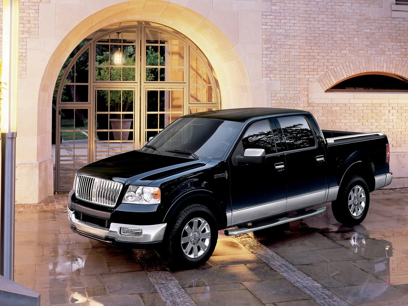 Lincoln Mark LT I (2005–2009) · 5.4 AT (304 л.с.) 4WD