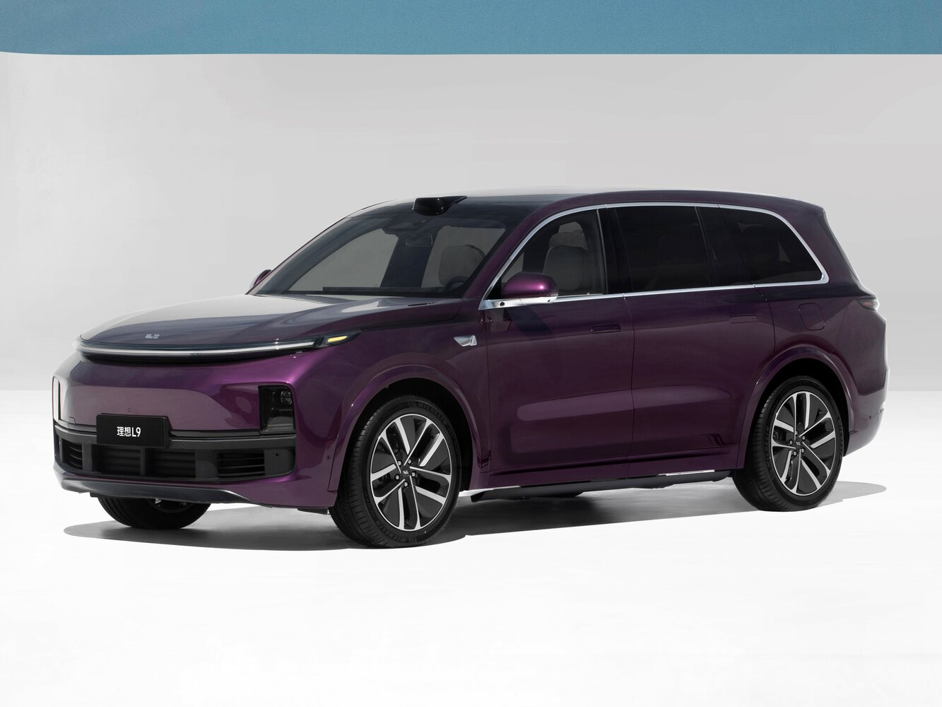 Li Auto (Lixiang) L9 I (2022–2024) · 44.5 kWh 1.5hyb AT (449 л.с.) 4WD