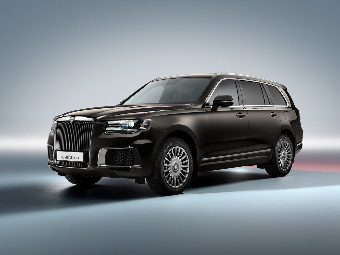 Aurus Komendant (2022–2026) · 4.4hyb AT (598 л.с.) 4WD