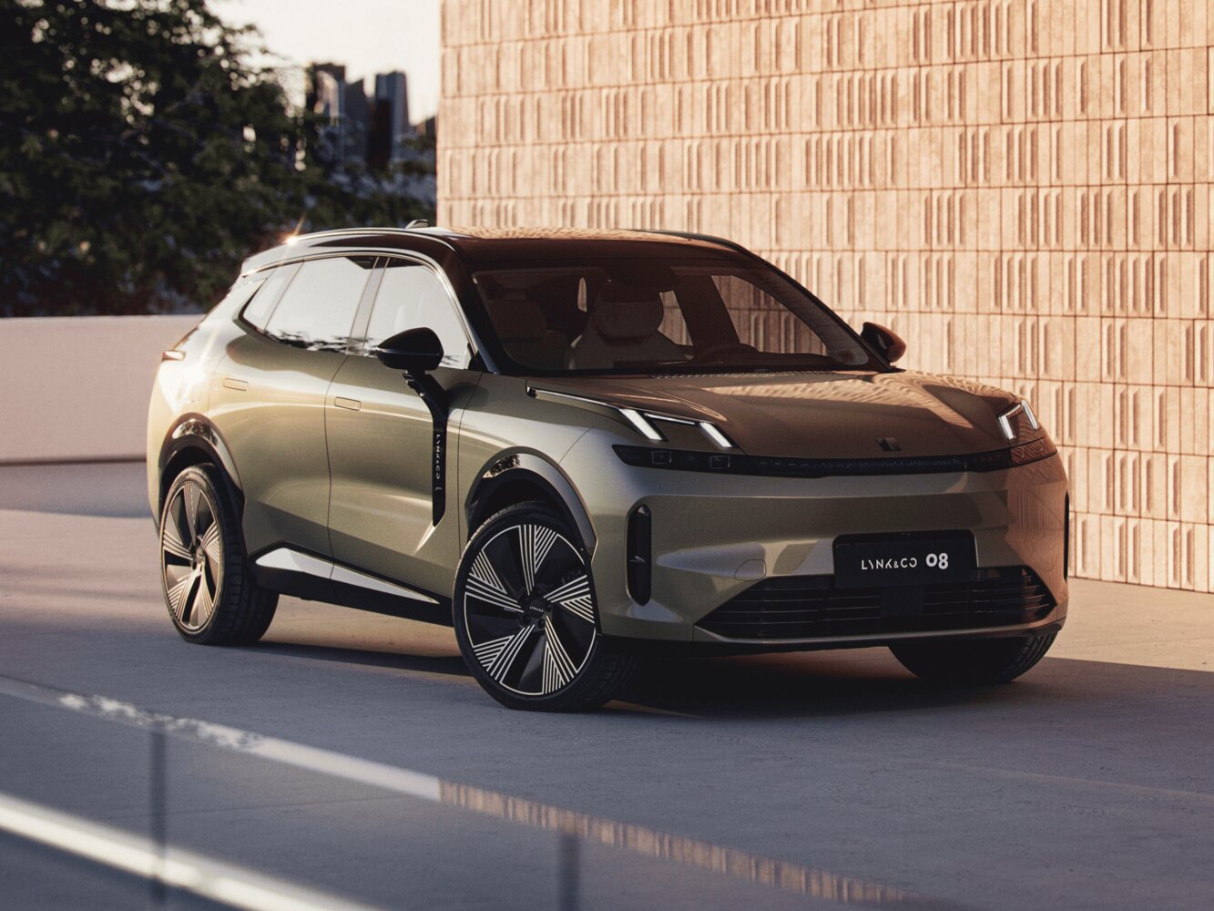 Lynk & Co 08 I (2023–2026) · 21.2 kWh 1.5hyb AT (381 л.с.)