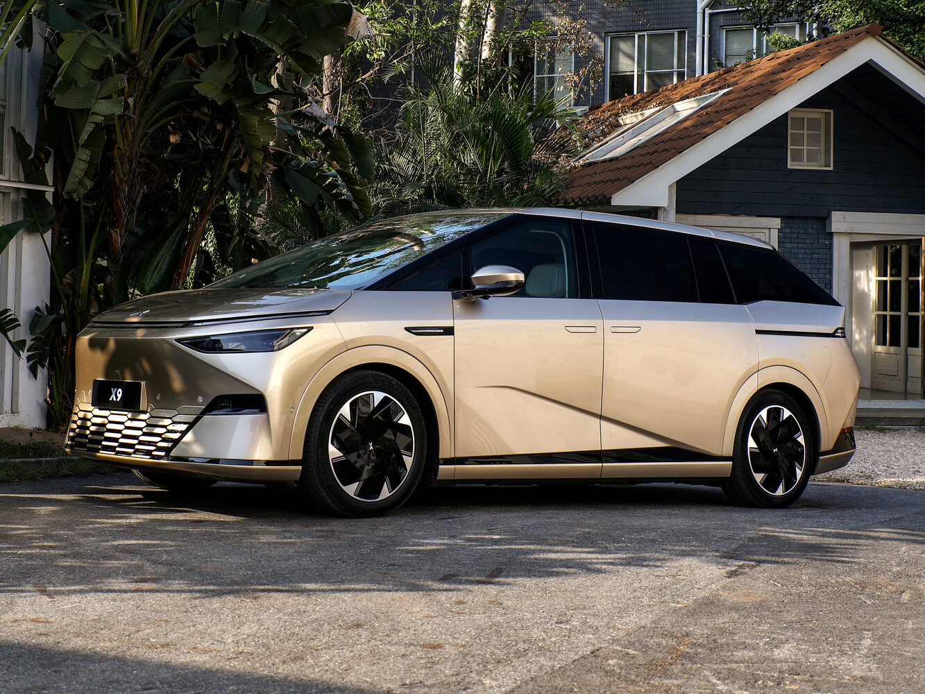 Xpeng X9 I (2024–2025) · 84.5 kWh Electro AT (235.0 кВт)