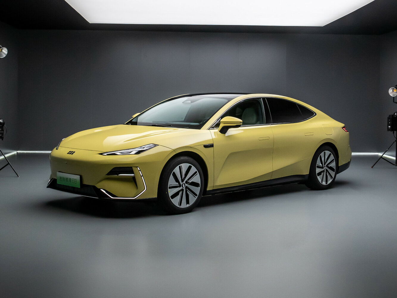 Geely Galaxy E8 (2024–2026) · 62 kWh Electro AT (250.0 кВт)