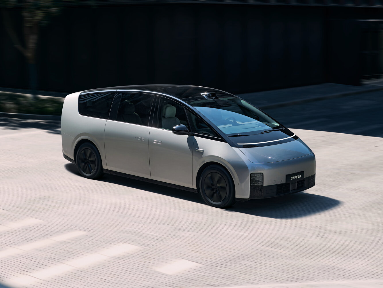 Li Auto (Lixiang) Mega (2024–2026) · Electro AT (400.0 кВт) 4WD