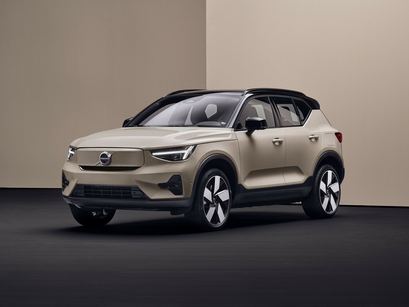 Volvo EX40 (2024–2026) · Twin Motor Electro AT (300.0 кВт) 4WD