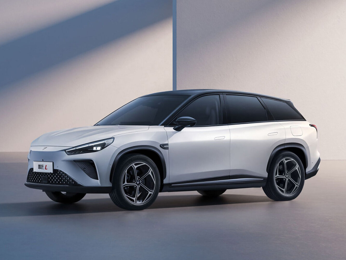 Hozon Neta L (2024–2025) · 40 kWh 1.5hyb AT (322 л.с.)