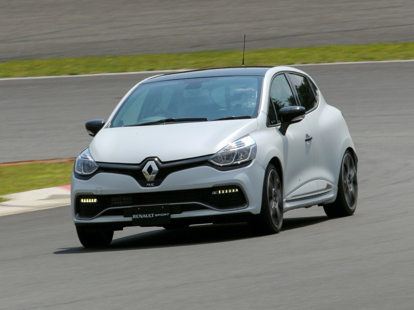 Renault Lutecia IV (2013–2017) · RS 1.6 AMT (200 л.с.)