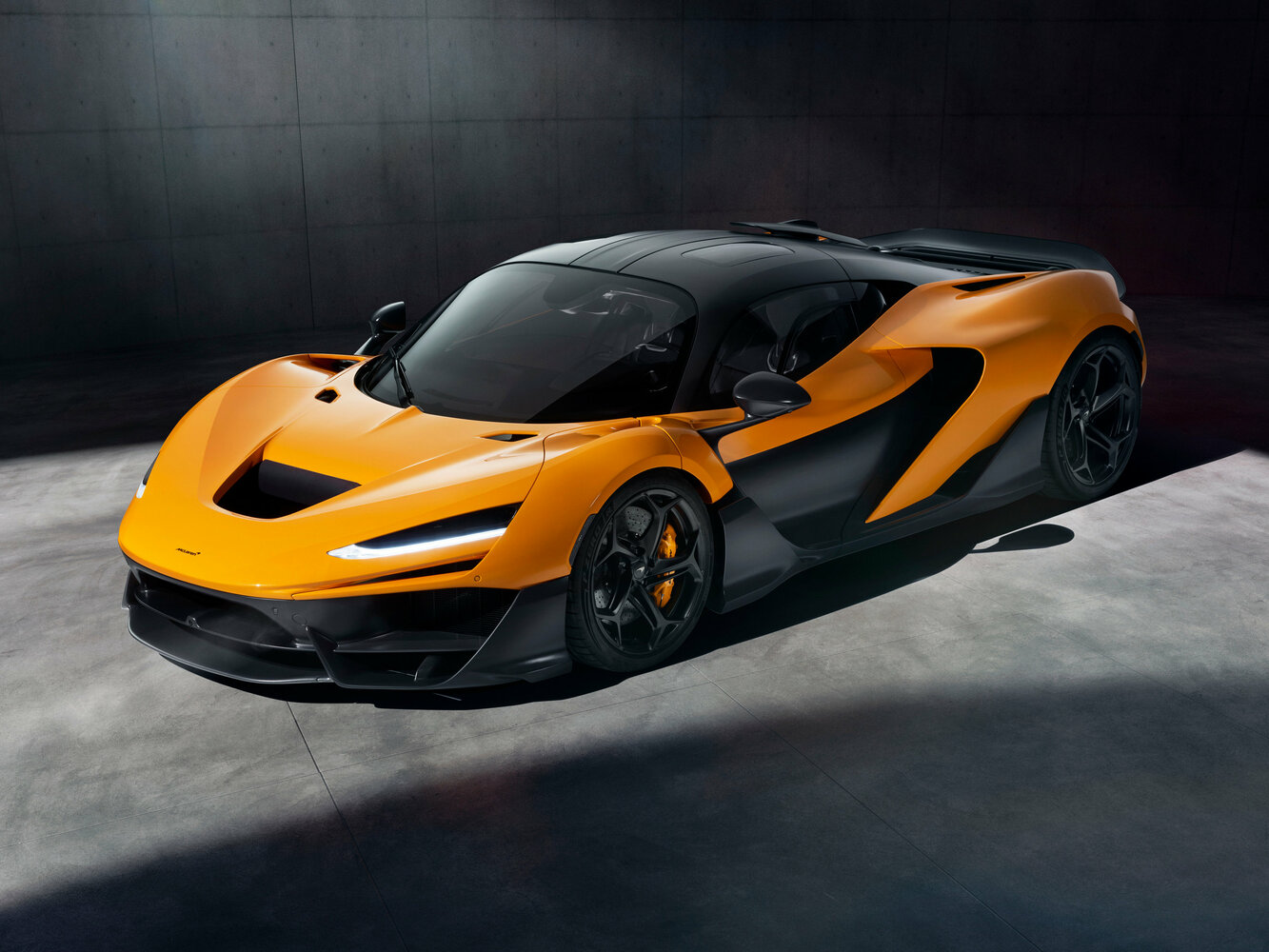 McLaren W1 (2024–2026) · 4.0hyb AMT (1258 л.с.)