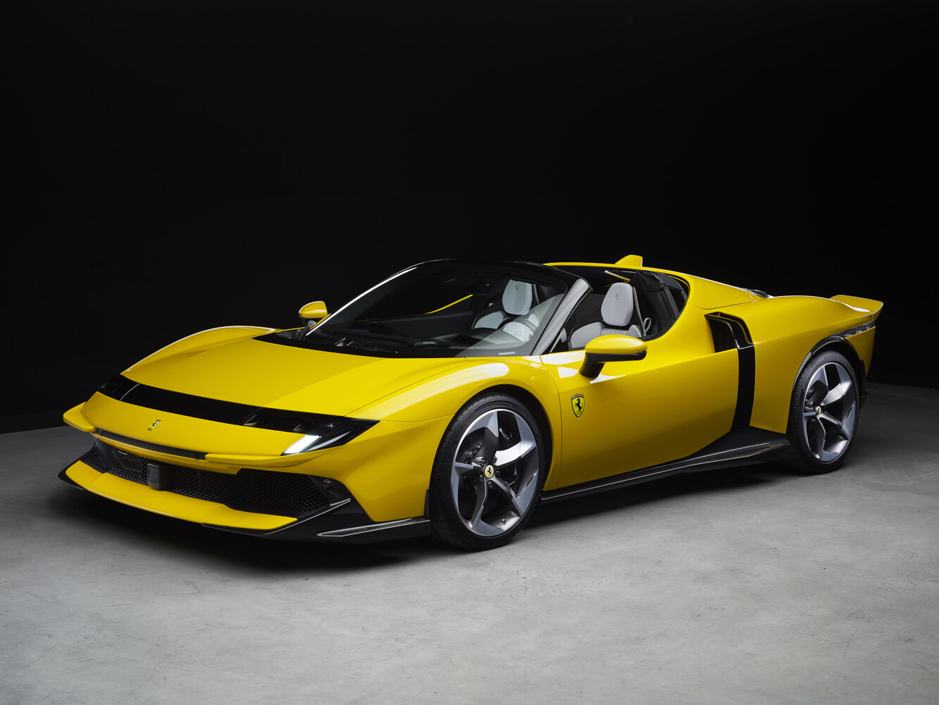 Ferrari 849 Testarossa (2025–2026) · 4.0hyb AMT (1050 л.с.) 4WD