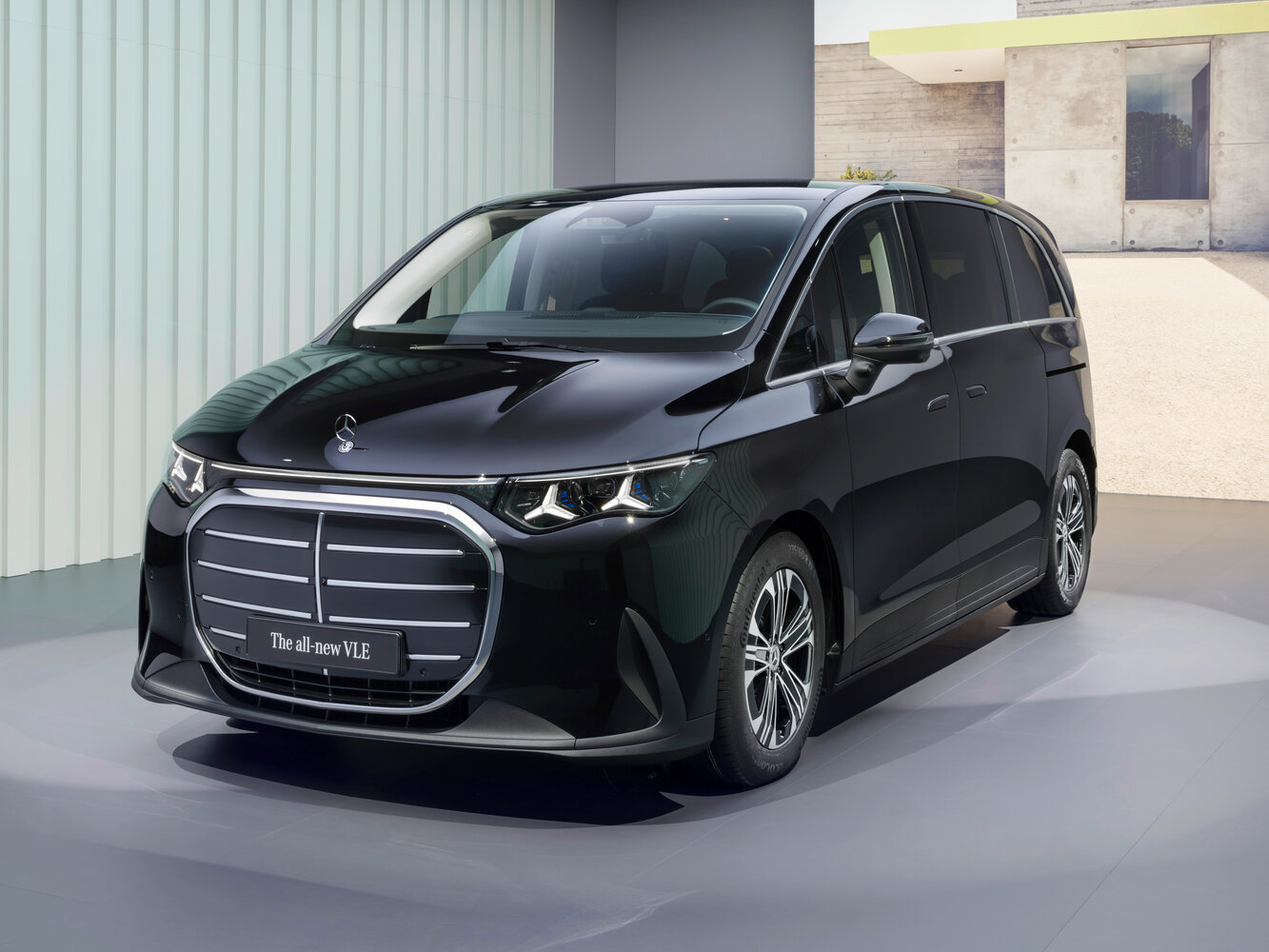 Mercedes-Benz VLE (2026–2026) · 300 Electro AT (203.0 кВт)
