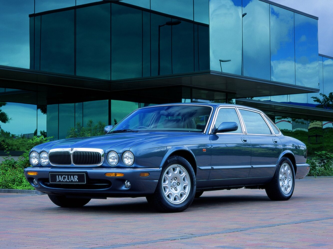 Jaguar XJ II (X308) (1997–2003) · 3.3 AT (237 л.с.)