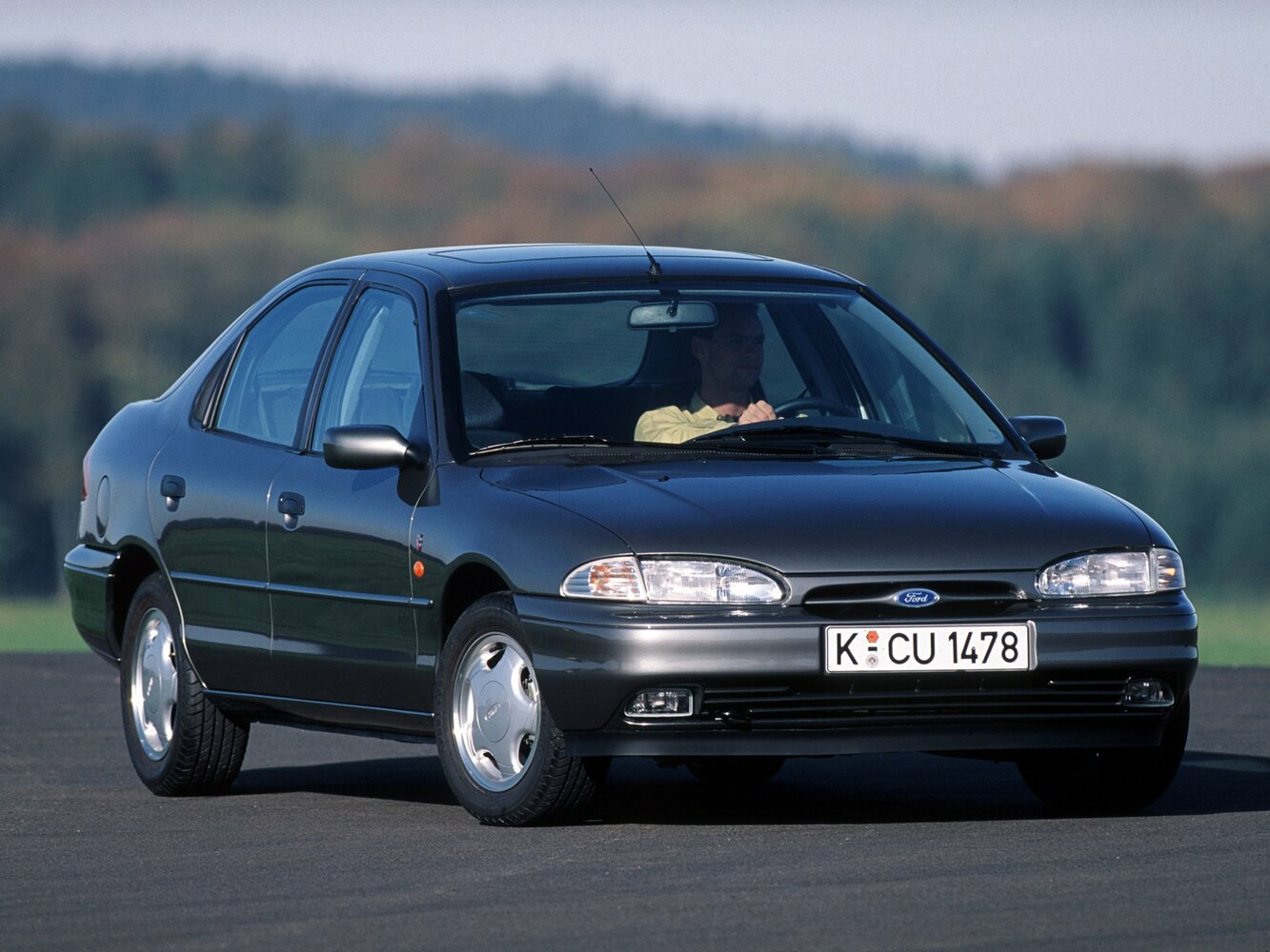 Ford Mondeo I (1993–1996) · 1.6 MT (88 л.с.)