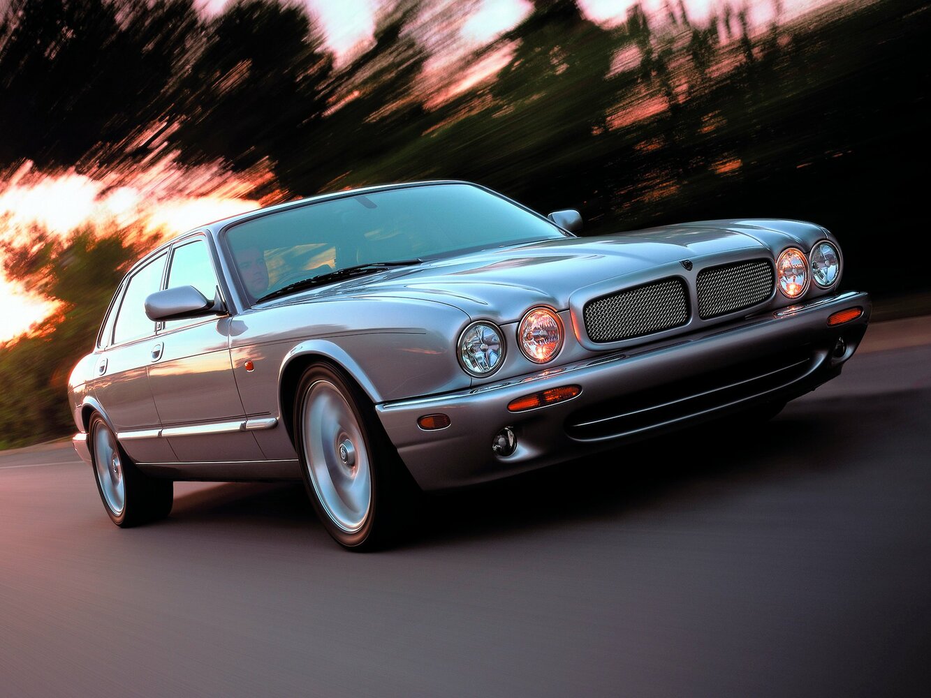 Jaguar XJR II (X308) (1997–2003) · 4.0 AT (375 л.с.)