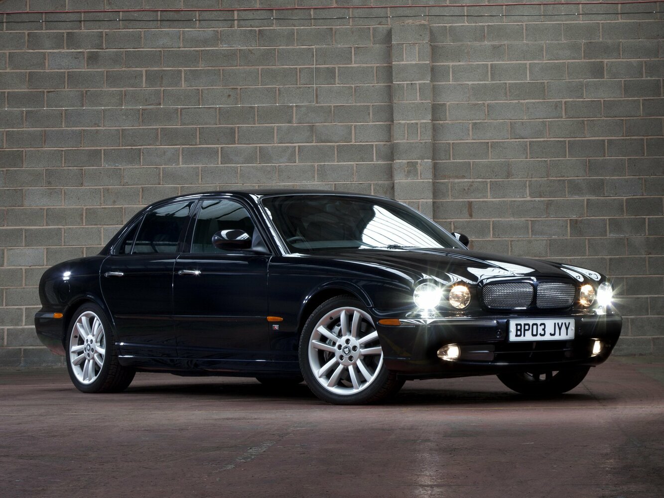 Jaguar XJR III (X350) (2003–2007) · 4.2 AT (395 л.с.)