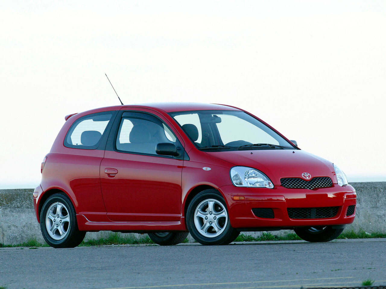 Toyota Echo (1999–2005) · 1.3 MT (85 л.с.)